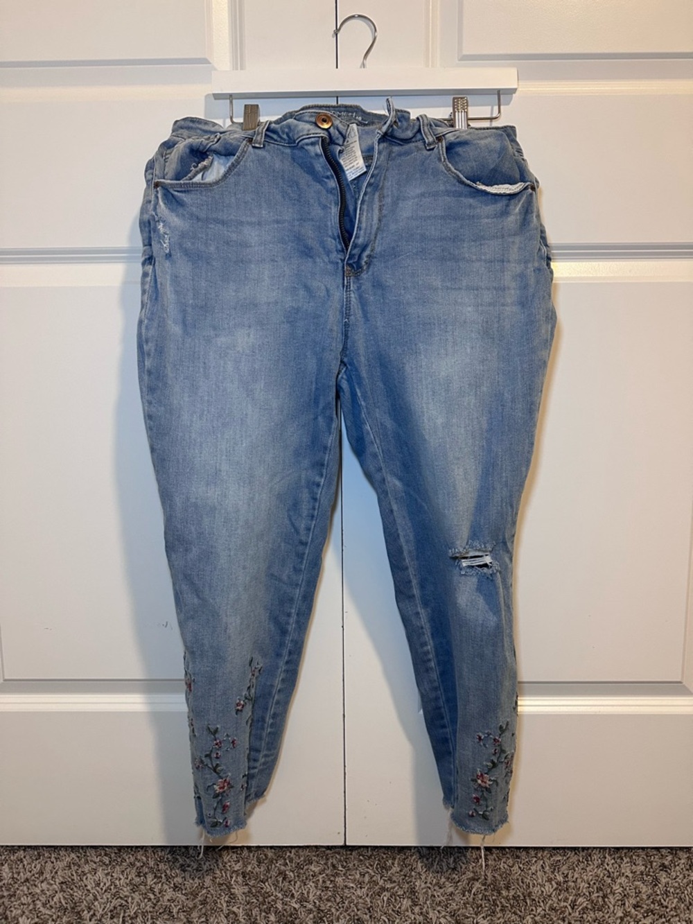 Time and Tru Light Blue Cropped Embroidered Jeans